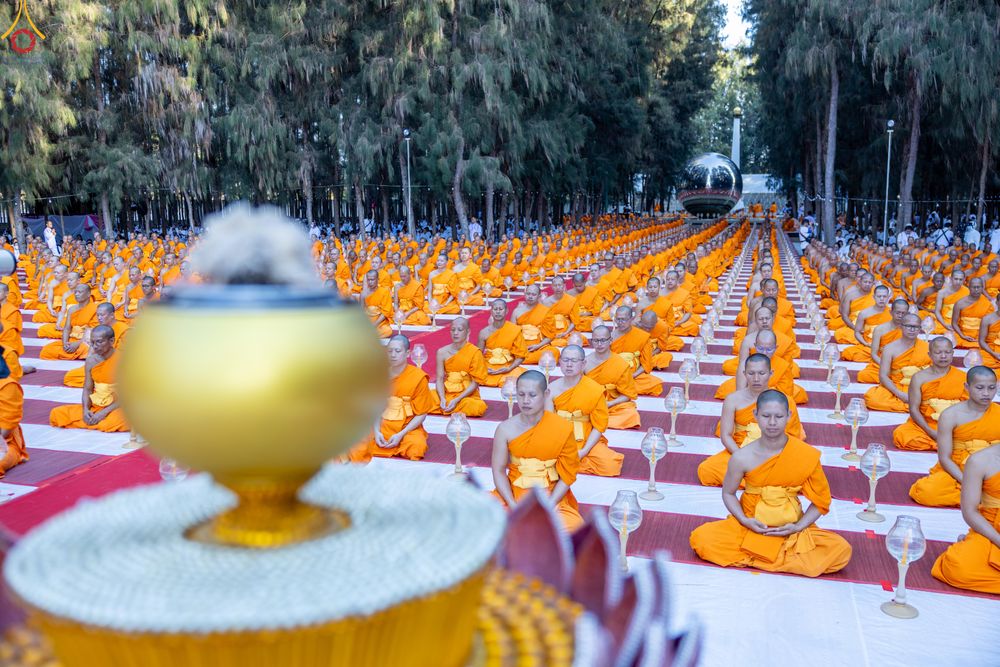 ภาพ No.290013:วันที่ 6 มกราคม พ.ศ. 2569 พิธีจุดประทีปถวายเป็นพุทธบูชา และบูชาธรรมมหาปูชนียาจารย์ (ภาพชุดที่ 2) ณ อนุสรณ์สถานมหาวิหารพระมงคลเทพมุนี (โลตัสแลนด์) อ.สองพี่น้อง จ.สุพรรณบุรี ในโครงการธรรมยาตรา กตัญญูบูชา มหาปูชนียาจารย์ พระมงคลเทพมุนี(สด จนฺทสโร) พระผู้ปรา