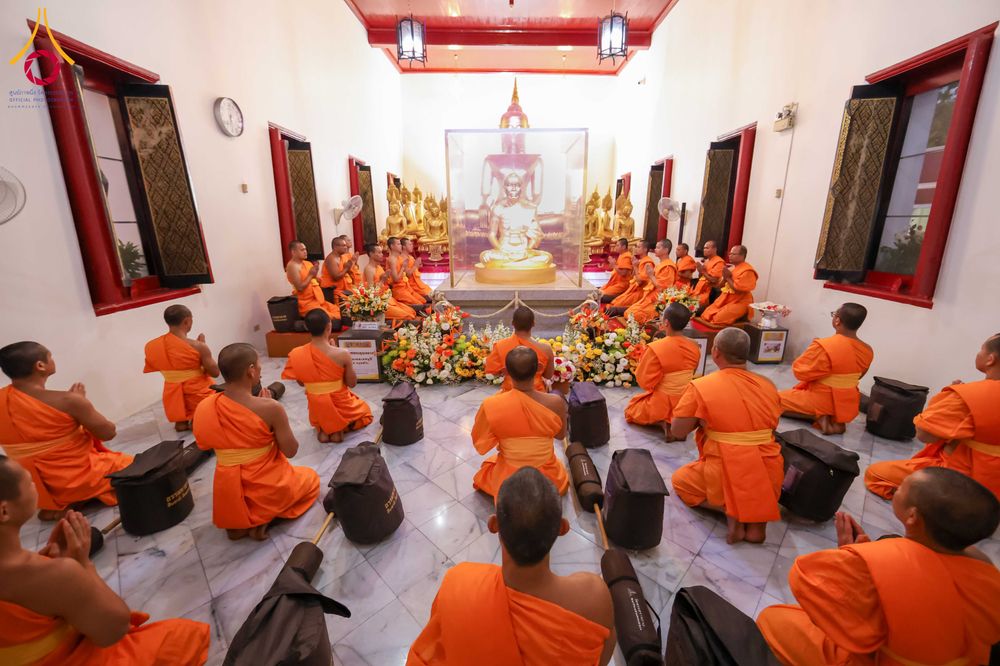 ภาพ No.297266:วันที่ 15 มกราคม พ.ศ.2569 พระธรรมยาตราปฏิบัติธรรมและถ่ายภาพหมู่ประวัติศาสตร์ อนุสรณ์สถานลำดับที่ 4 สถานที่เกิดด้วยกายธรรม  ณ วัดโบสถ์บน ต.บางคูเวียง จ.นนทบุรี ในโครงการธรรมยาตรา กตัญญูบูชา มหาปูชนียาจารย์ พระมงคลเทพมุนี(สด จนฺทสโร) พระผู้ปราบมาร อนุสรณ์ส