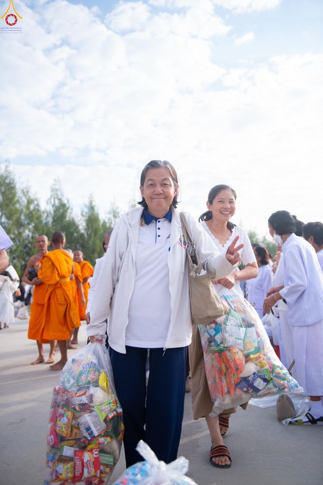 ภาพ No.302740:วันที่ 24 มกราคม พ.ศ. 2569 พิธีตักบาตรพระธรรมยาตรา(ภาพชุดที่ 2) ณ อนุสรณ์สถานลำดับที่ 5 สถานที่เผยแผ่วิชชาธรรมกายครั้งแรก อนุสรณ์สถานบางปลา วัดบางปลา อำเภอบางเลน จังหวัดนครปฐม ในโครงการธรรมยาตรา กตัญญูบูชา มหาปูชนียาจารย์ พระมงคลเทพมุนี(สด จนฺทสโร) พระผู