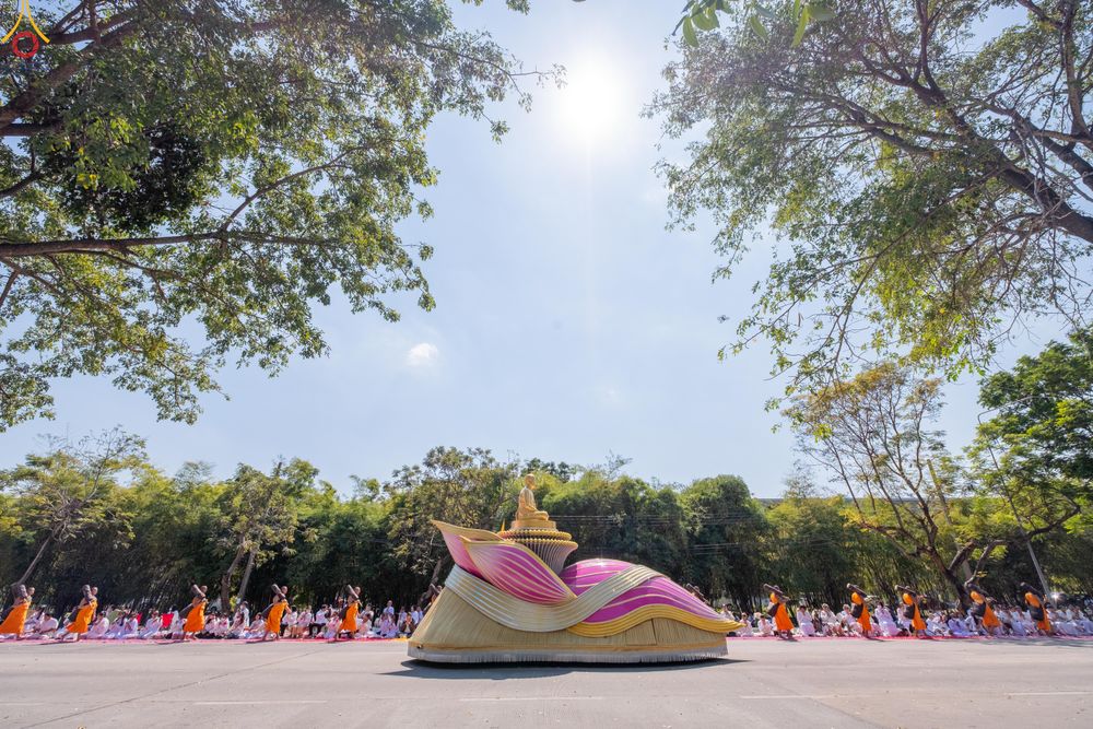 ภาพ No.304719:วันที่ 25 มกราคม พ.ศ. 2569 พิธีต้อนรับพระธรรมยาตรา (ภาพชุดที่ 2) รร.สามัคคีราษฏร์บำรุง-วัดพระธรรมกาย ในโครงการธรรมยาตรา กตัญญูบูชา มหาปูชนียาจารย์ พระมงคลเทพมุนี(สด จนฺทสโร) พระผู้ปราบมาร อนุสรณ์สถาน 7 แห่ง ปีที่ 14