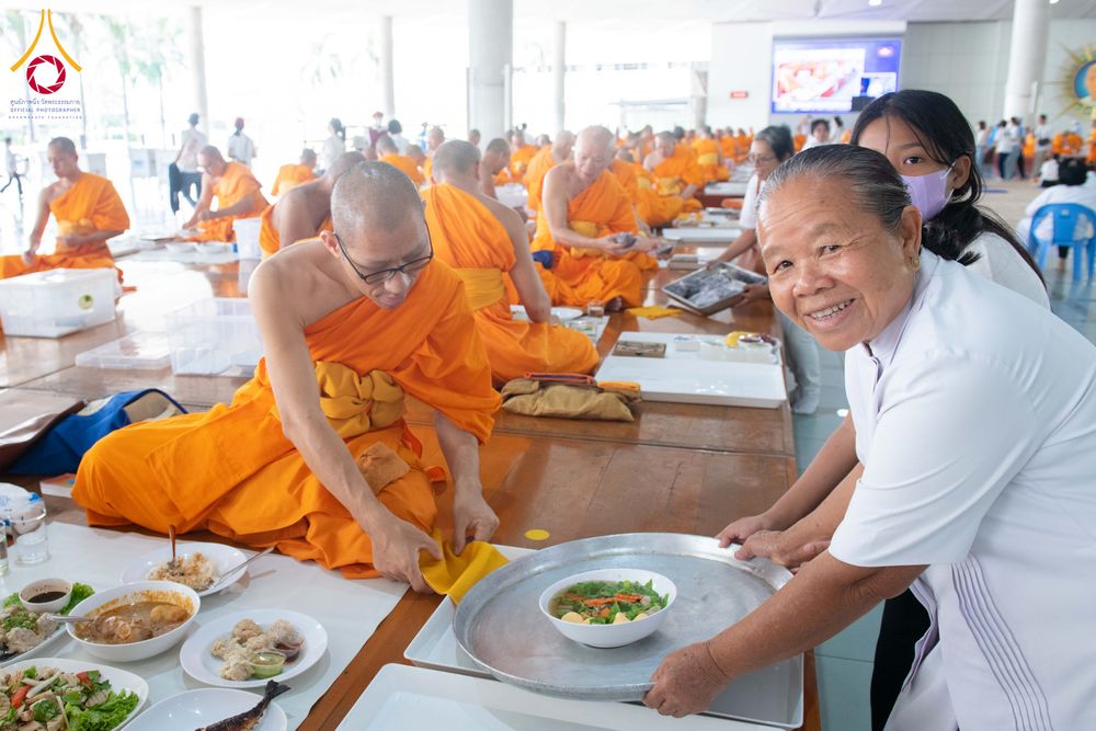 ภาพ No.310143:วันที่ 7 กุมภาพันธ์ พ.ศ. 2569 พิธีถวายภัตตาหารเมนูสวรรค์ เพื่อการบรรลุธรรม ณ หอฉันคุณยายอาจารย์ฯ วัดพระธรรมกาย