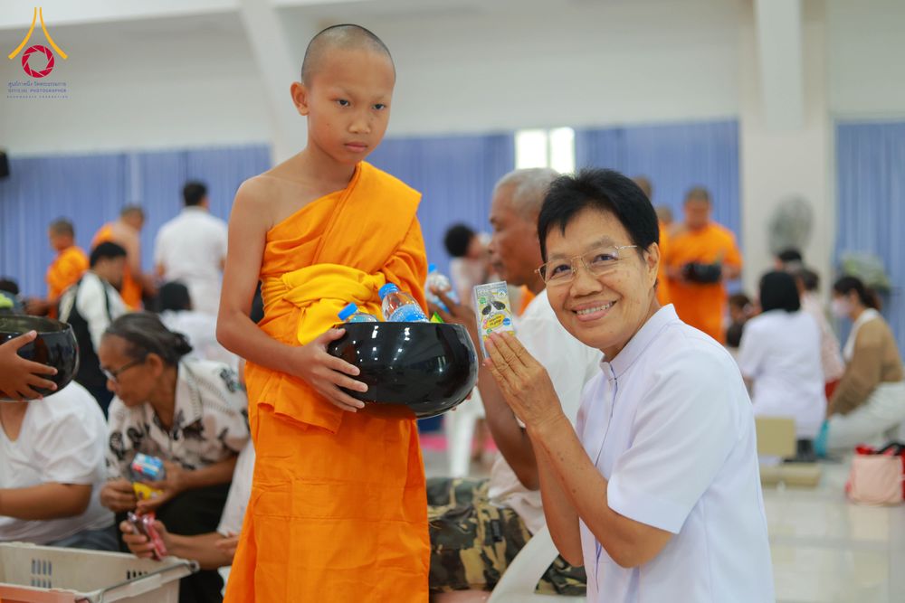 ภาพ No.321875:วันที่ 12 เมษายน พ.ศ.2569 ตักบาตรสงกรานต์ฉลองสามเณรใหม่  ณ ศูนย์ปฏิบัติธรรมระยอง(บ้านช่องลม)