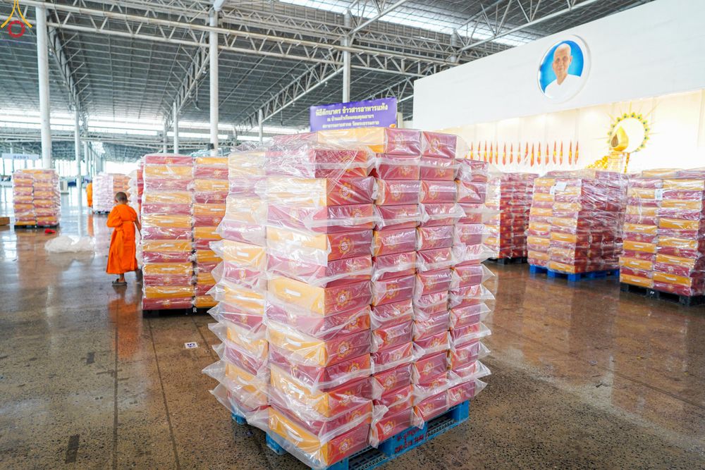 ภาพ No.321180:วันที่ 10-11 เมษายน พ.ศ.2569 การเตรียมกล่องไทยธรรม และการติดผ้ารับประเคน เพื่องานถวายมหาสังฆทาน 40,000 กว่าวัดทั่วประเทศ วันคุ้มครองโลก 22 เมษายน พ.ศ.2569 วัดพระธรรมกาย