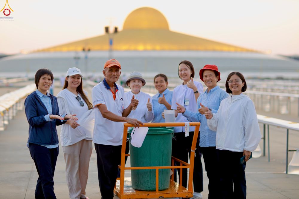 ภาพ No.320430:วันที่ 9 เมษายน พ.ศ.2569 การเตรียมงาน มัดถุงน้ำ ถ่วงขาโต๊ะไทยธรรม เพื่องานถวายมหาสังฆทาน 40,000 กว่าวัดทั่วประเทศ วันคุ้มครองโลก 22 เมษายน พ.ศ.2569 วัดพระธรรมกาย