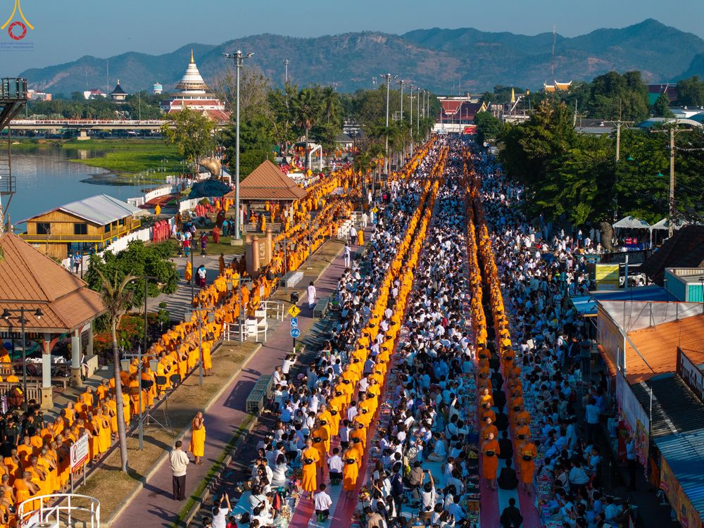 ภาพ No.284234:วันเสาร์ที่ 20 ธันวาคม พ.ศ.2568  พิธีตักบาตรพระ 10,000 รูป เนื่องในโอกาส 194 ปี จังหวัดกาญจนบุรี และอุทิศส่วนกุศลให้แด่บรรพชนทั้งหลาย บริเวณถนนสองแคว (Skywalk) เมืองกาญจนบุรี