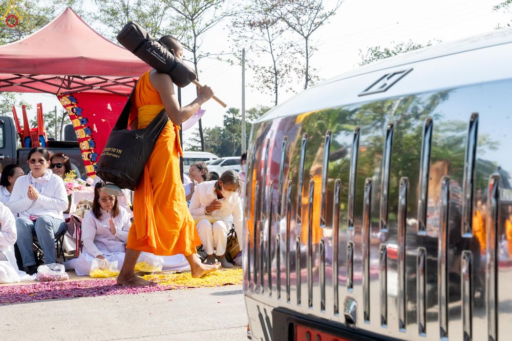 ภาพ No.290457:วันที่ 7 มกราคม พ.ศ. 2569 พิธีต้อนรับพระธรรมยาตรา ณ อนุสรณ์สถานลำดับที่ 2  สถานที่ตั้งมโนปณิธานบวชตลอดชีวิต อนุสรณ์สถานคลองบางนางแท่น (ภาพชุดที่ 2) อ.สามพราน จ.นครปฐม ในโครงการธรรมยาตรา กตัญญูบูชา มหาปูชนียาจารย์ พระมงคลเทพมุนี(สด จนฺทสโร) พระผู้ปราบมาร 