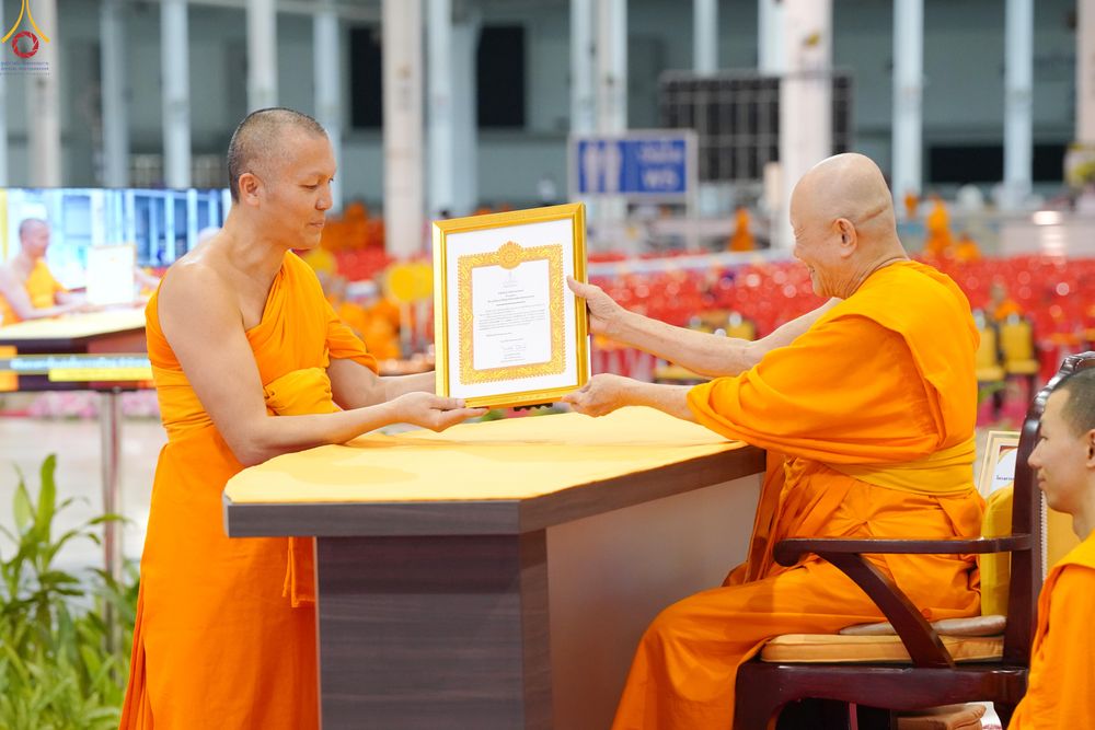 ภาพ No.339026:วันอาทิตย์ที่ 12 กรกฎาคม พ.ศ.2569 พิธีมุทิตาผู้สอบได้เปรียญธรรม ประโยค 1-2 ถึง ป.ธ.9 และ บ.ศ.1-2 ถึง บ.ศ.6 สำนักศาสนศึกษาวัดพระธรรมกาย ประจำปี 2569, พิธีมอบตราตั้งแต่งตั้งอาจารย์ใหญ่ สำนักศาสนศึกษาวัดพระธรรมกาย