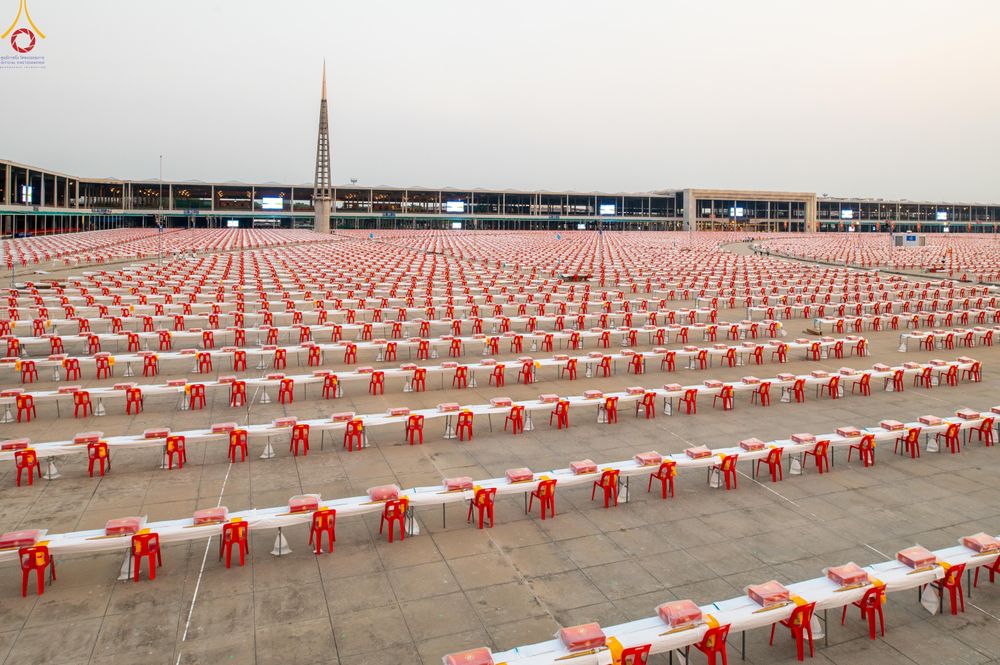 ภาพ No.323171:วันที่ 19 เมษายน พ.ศ.2569 การเรียงกล่องไทยธรรม , เตรียมงานจราจร เพื่องานถวายมหาสังฆทาน 40,000 กว่าวัดทั่วประเทศ วันคุ้มครองโลก 22 เมษายน พ.ศ.2569 วัดพระธรรมกาย