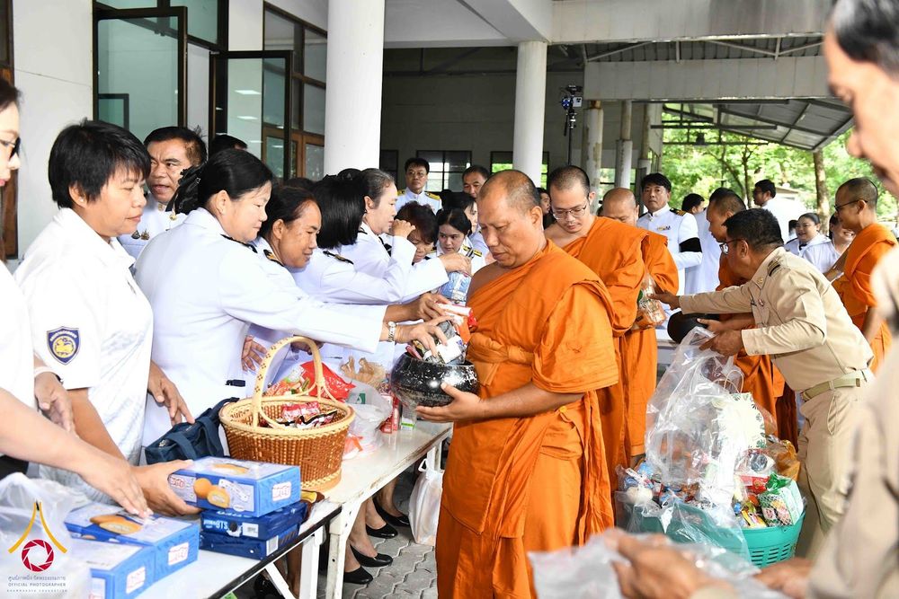 ภาพ No.344302:วันที่ 12 สิงหาคม พ.ศ. 2569  พสกนิกรชาวอำเภอคลองหลวง พร้อมใจร่วมพิธีสวดพระพุทธมนต์และทำบุญตักบาตรถวายพระราชกุศล เนื่องในวันคล้ายวันพระราชสมภพ สมเด็จพระบรมราชชนนีพันปีหลวง และวันแม่แห่งชาติ 12 สิงหาคม 2569