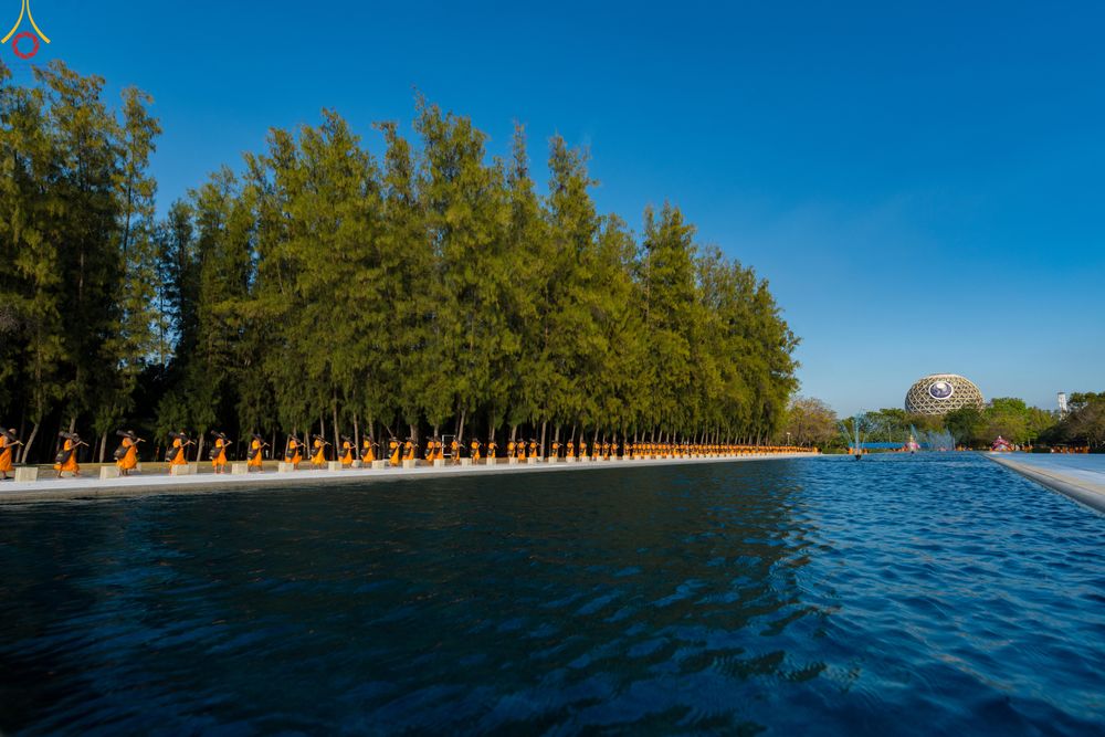 ภาพ No.281568:วันที่ 24 ธันวาคม พ.ศ.2568 พระธรรมยาตรา ปฏิบัติธรรม และถ่ายภาพหมู่ประวัติศาสตร์ ณ ลานหน้ามหาวิหารพระมงคลเทพมุนีฯ วัดพระธรรมกาย