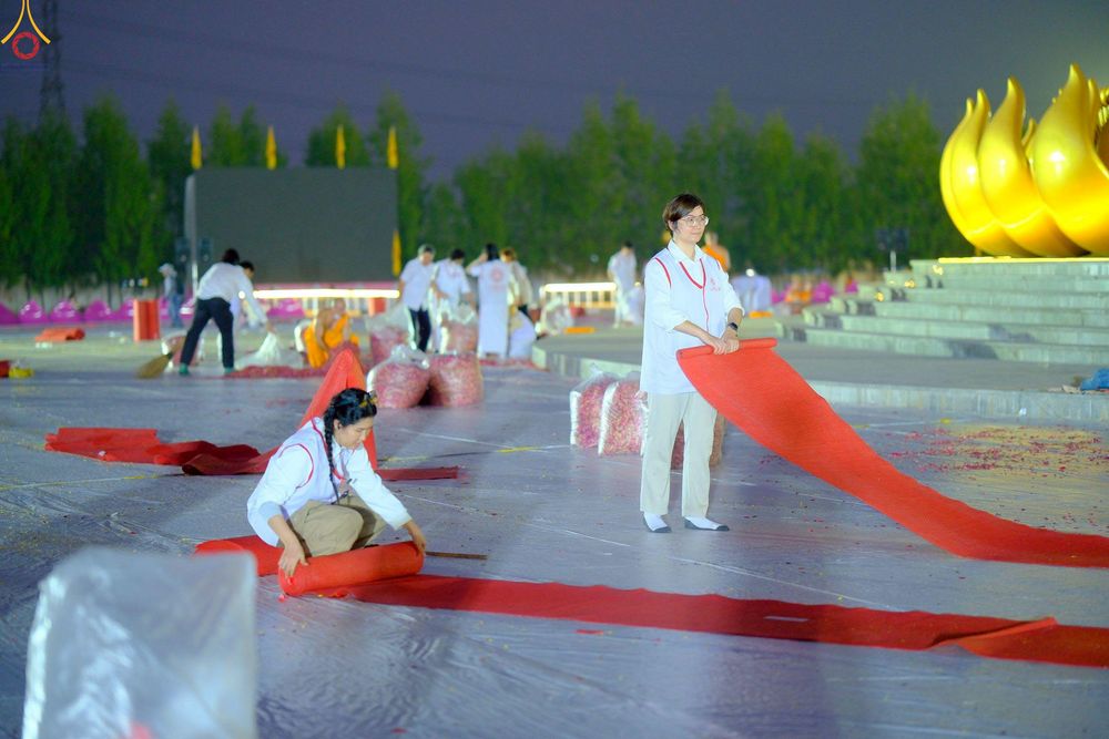 ภาพ No.306637:ภาพเบื้องหลังอาสาสมัครรวมใจ ชุดที่ 5 ในโครงการธรรมยาตรา กตัญญูบูชา มหาปูชนียาจารย์ พระมงคลเทพมุนี(สด จนฺทสโร) พระผู้ปราบมาร อนุสรณ์สถาน 7 แห่ง ปีที่ 14