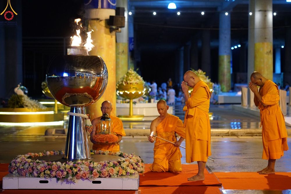 ภาพ No.154858:พิธีจุดประทีป, พิธีฉลองชัยสวดมนต์บทธัมมจักกัปปวัตนสูตร ณ มหารัตนวิหารคด วัดพระธรรมกาย วันอังคารที่ 17 กันยายน พ.ศ. 2567