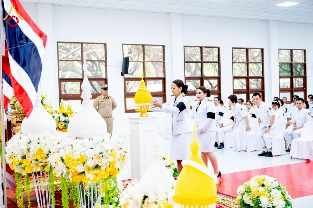 ภาพ No.276061:วันที่ 5 ธันวาคม พ.ศ. 2568 พสกนิกรอำเภอคลองหลวง พร้อมใจบำเพ็ญกุศลอุทิศถวาย “ในหลวงรัชกาลที่ 9” น้อมรำลึกในพระมหากรุณาธิคุณ เนื่องในวันคล้ายวันพระบรมราชสมภพ วันชาติ และวันพ่อแห่งชาติ ณ อาคารปลูกศรัทธา 2 วัดพระธรรมกาย อำเภอคลองหลวง จังหวัดปทุมธานี