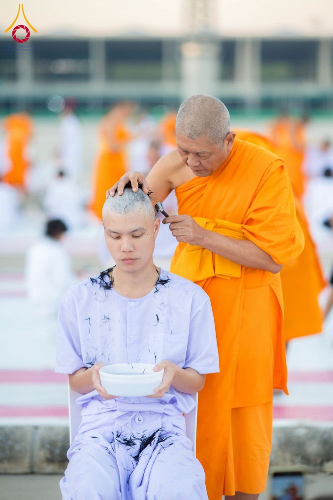 ภาพ No.274796:วันอาทิตย์ที่ 30 พฤศจิกายน พ.ศ. 2568 พิธีปลงผม โครงการอุปสมบทบูชาธรรมมหาปูชนียาจารย์ ปี 2568 ณ ลานธรรมพระมหาธรรมกายเจดีย์ ฝั่งทิศตะวันตก ระหว่างวิหารคดหมายเลข 8 และ 9 วัดพระธรรมกาย