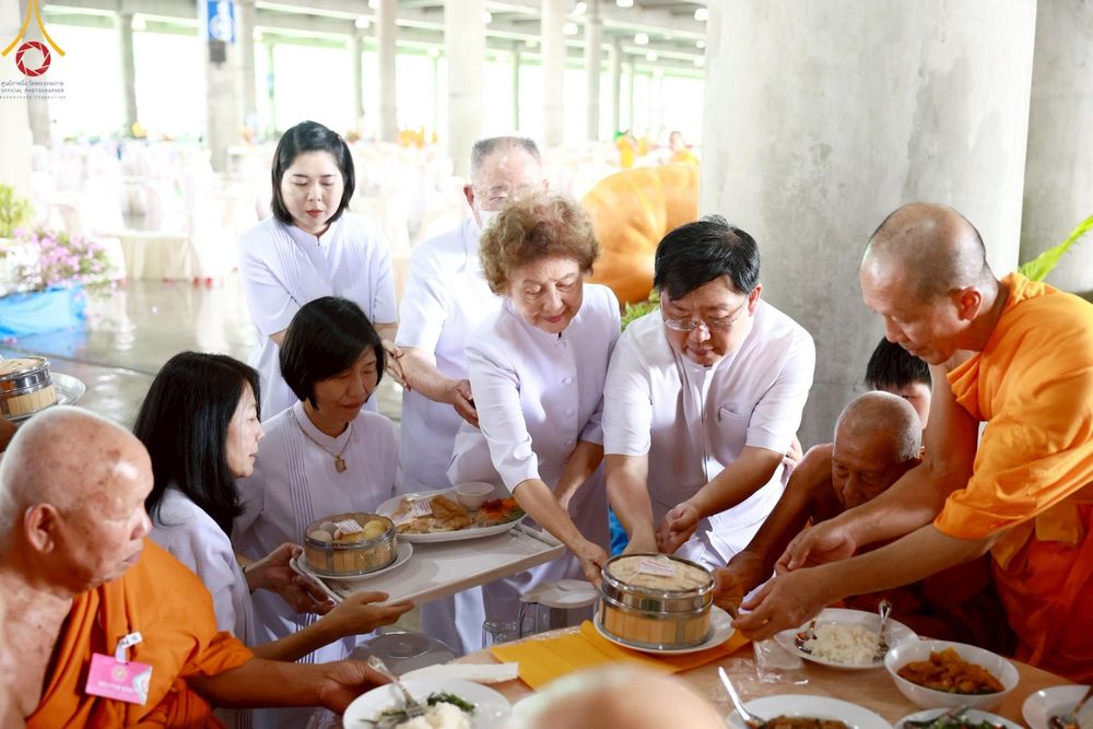 ภาพ No.219450:วันอังคารที่ 22 เมษายน พ.ศ. 2568 พิธีมอบปัจจัยช่วยเหลือครู 4 จังหวัดชายแดนภาคใต้ , พิธีกล่าวคำถวายอุปกรณ์ เพื่อเตรียมการต้อนรับคณะสงฆ์ฯ , พิธีกล่าวคำถวายภัตตาหารเป็นสังฆทาน , คณะสงฆ์ฉันภัตตาหารเพล  เนื่องในวันคุ้มครองโลก พิธีถวายมหาสังฆทานแด่คณะสงฆ์