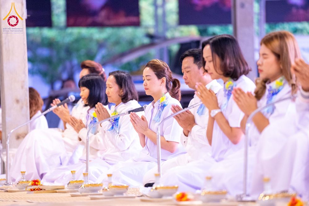 ภาพ No.194949:พิธีถวายภัตตาหารเป็นสังฆทาน แด่พระธรรมยาตรา ณ อนุสรณ์สถานมหาวิหารพระมงคลเทพมุนี (โลตัสแลนด์) อ.สองพี่น้อง จ.สุพรรณบุรี ในโครงการธรรมยาตรา กตัญญูบูชา มหาปูชนียาจารย์ พระมงคลเทพมุนี(สด จนฺทสโร) พระผู้ปราบมาร แห่ง ปีที่ 13 วันที่ 14 มกราคม พ.ศ.2568