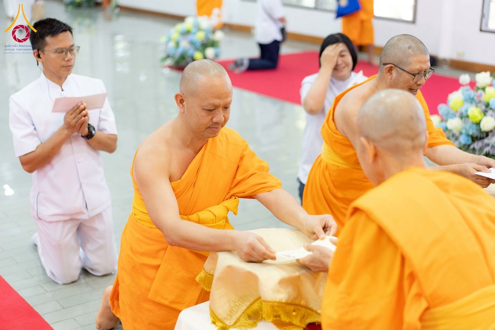 ภาพ No.276734:วันเสาร์ที่ 6 ธันวาคม พ.ศ. 2568 พิธีมุทิตาสักการะ เนื่องในโอกาสที่พระเดชพระคุณพระพรหมดิลก เจ้าอาวาสวัดสามพระยา วรวิหาร เมตตาเป็นประธานในพิธีตั้งฐานานุกรมใน พระราชวิเทศวชิรเวที (บัณฑิต วรปญฺโญ) ผู้ช่วยเจ้าอาวาสวัดพระธรรมกาย (ไวโรจน์ วิโรจโน) ผู้ช่วยเจ้าอา