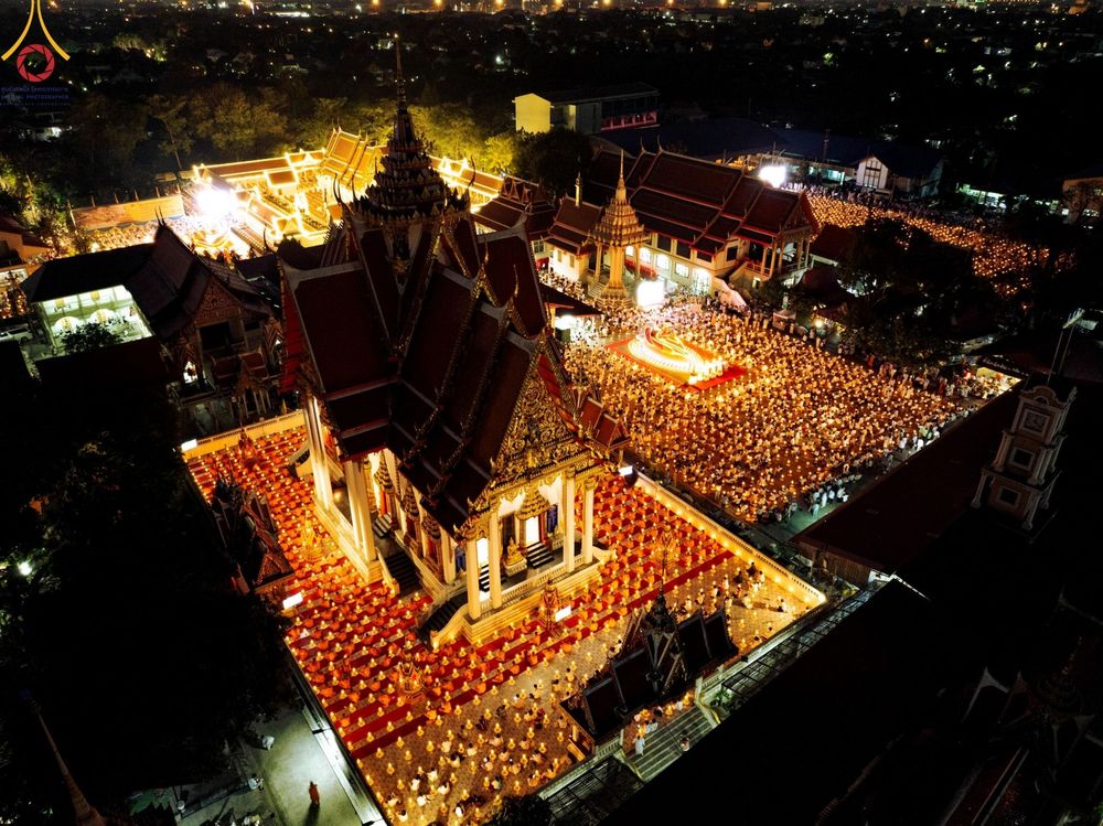 ภาพ No.197193:พิธีจุดประทีปถวายเป็นพุทธบูชา และบูชาธรรมมหาปูชนียาจารย์ ณ วัดโบสถ์(บน) ตำบลบางคูเวียง อำเภอบางกรวย จังหวัดนนทบุรี ในโครงการธรรมยาตรา กตัญญูบูชา มหาปูชนียาจารย์ พระมงคลเทพมุนี(สด จนฺทสโร) พระผู้ปราบมาร อนุสรณ์สถาน 7 แห่ง ปีที่ 13 วันที่ 18 มกราคม พ.ศ. 25