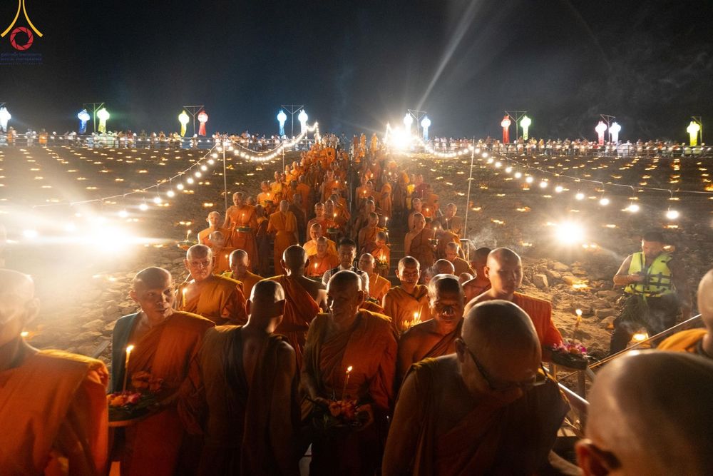 ภาพ No.175993:พิธีจุดประทีปโคมลาน, โคมลอยและลอยกระทง ถวายประทีปเป็นพุทธบูชา สร้างความสว่างไสวให้กับแผ่นดินด้วยแสงธรรม วันที่ 15 พฤศจิกายน พ.ศ. 2567 ณ พุทธอุทยานนานาชาติ อ.โพนพิสัย จ.หนองคาย