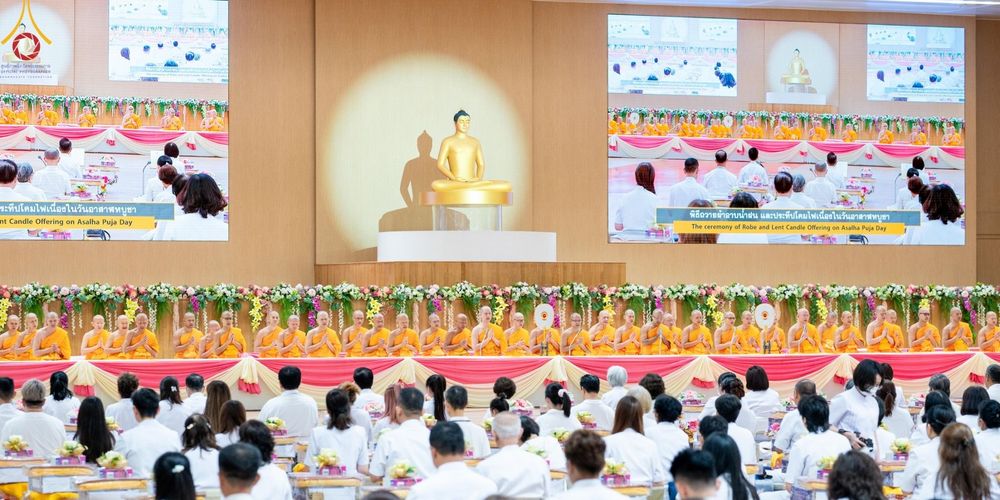 ภาพ No.145282:พิธีถวายผ้าอาบน้ำฝนและประทีปโคมไฟ ณ สภาธรรมกายสากล วัดพระธรรมกาย วันเสาร์ที่ 20 กรกฎาคม พ.ศ. 2567
