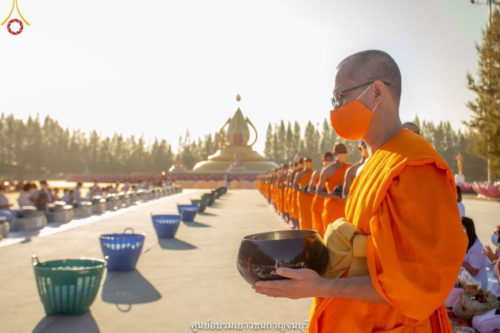 ภาพ No.41039:พิธีตัดปอยผม ปลงผม ขอขมารับผ้าไตรและพิธีบรรพชา ในโครงการอุปสมบท บูชาธรรมมหาปูชนียาจารย์ ประจำปี 2564 ชุดที่ 19