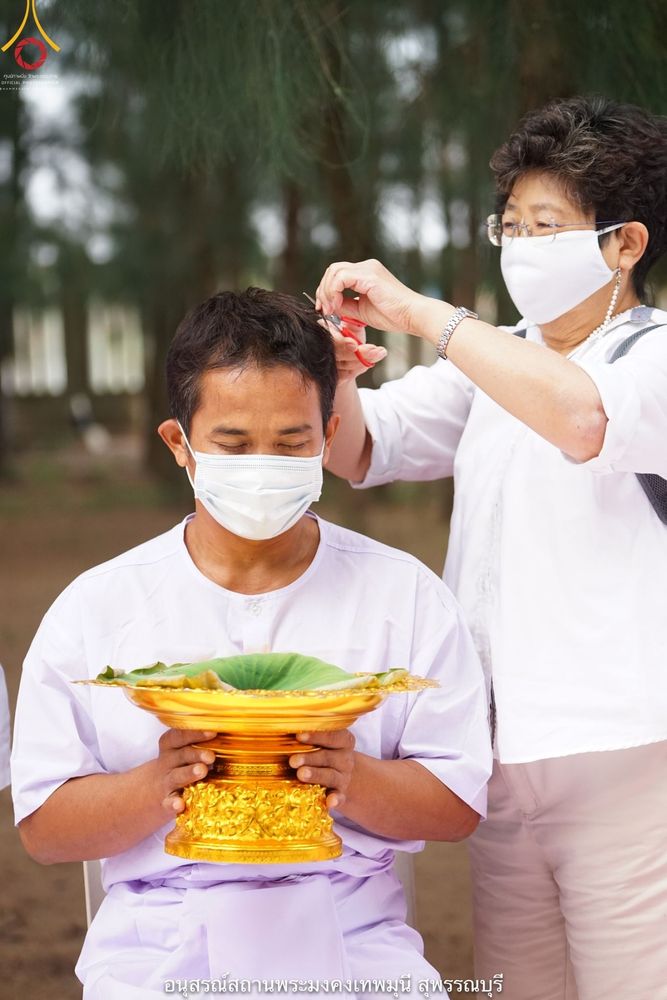 ภาพ No.39647:พิธีตัดปอยผม ปลงผม ขอขมารับผ้าไตรและพิธีบรรพชา ในโครงการอุปสมบท บูชาธรรมมหาปูชนียาจารย์ ประจำปี 2564 ชุดที่ 4
