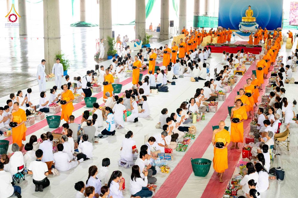 ภาพ No.342919:วันอาทิตย์ที่ 9 สิงหาคม พ.ศ.2569 พิธีตักบาตรฉลองพระใหม่ โครงการบรรพชาและอุปสมบทหมู่ รุ่นเข้าพรรษา ณ มหารัตนวิหาคด คอร์ 26 วัดพระธรรมกาย