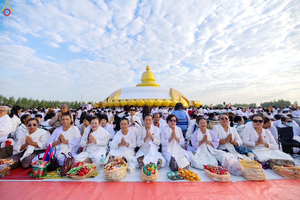 ภาพ No.302601:วันที่ 24 มกราคม พ.ศ. 2569 พิธีตักบาตรพระธรรมยาตรา(ภาพชุดที่ 2) ณ อนุสรณ์สถานลำดับที่ 5 สถานที่เผยแผ่วิชชาธรรมกายครั้งแรก อนุสรณ์สถานบางปลา วัดบางปลา อำเภอบางเลน จังหวัดนครปฐม ในโครงการธรรมยาตรา กตัญญูบูชา มหาปูชนียาจารย์ พระมงคลเทพมุนี(สด จนฺทสโร) พระผู