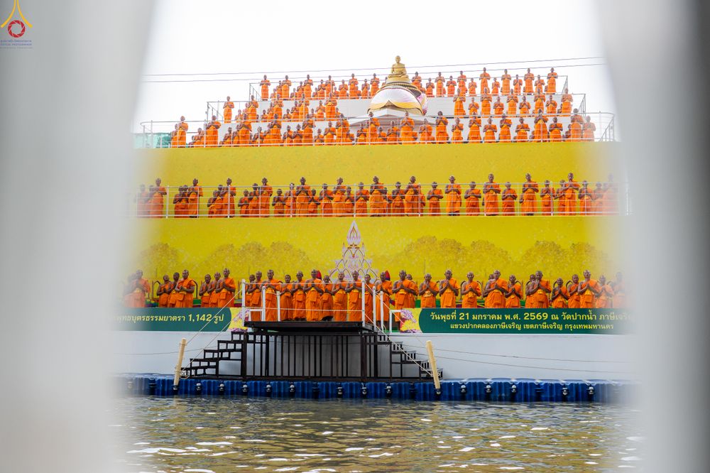 ภาพ No.300069:วันที่ 22 มกราคม พ.ศ.2569 พระธรรมยาตราปฏิบัติธรรม และถ่ายภาพหมู่ประวัติศาสตร์ ณ อาคารธรรมยาตรา กตัญญูบูชามหาปูชนียาจารย์  ตรงข้ามวัดปากน้ำภาษีเจริญ จ.กรุงเทพมหานคร ในโครงการธรรมยาตรา กตัญญูบูชา มหาปูชนียาจารย์ พระมงคลเทพมุนี(สด จนฺทสโร) พระผู้ปราบมาร อนุ