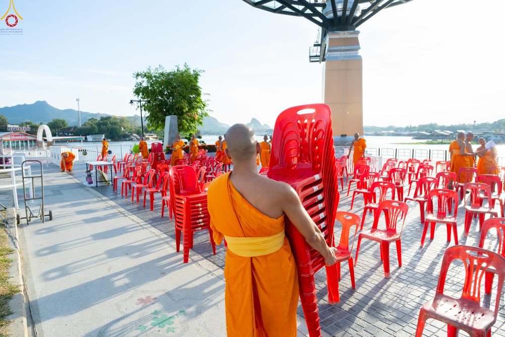 ภาพ No.282410:วันที่ 19 -20 ธันวาคม พ.ศ.2568 เบื้องหลังความสำเร็จ ของการจัดงานตักบาตร พระ 10,000 รูป Skywalk กาญจนบุรี