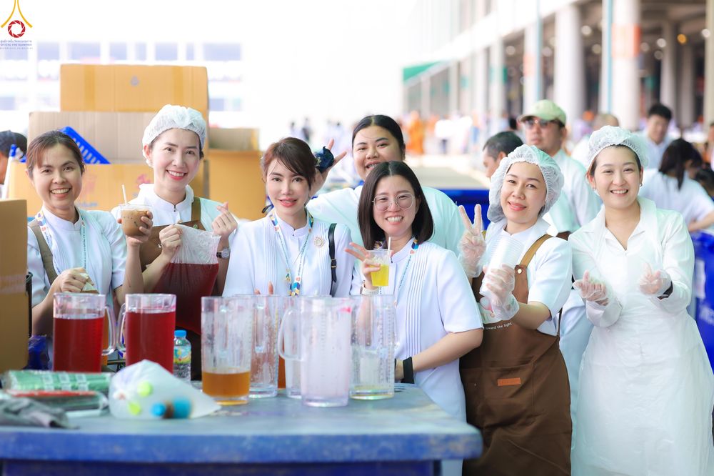 ภาพ No.325924:วันที่ 22 เมษายน พ.ศ.2569(วันคุ้มครองโลก) งานถวายมหาสังฆทาน 40,000 กว่าวัดทั่วประเทศ เจ้าหน้าที่ สาธุชน ร่วมใจจัดเตรียมภัตตาหารเพล (ชุด 2)