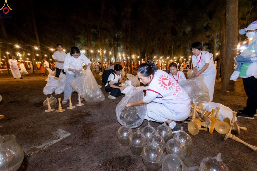 ภาพ No.301592:ภาพเบื้องหลังอาสาสมัครรวมใจ ชุดที่ 4 ในโครงการธรรมยาตรา กตัญญูบูชา มหาปูชนียาจารย์ พระมงคลเทพมุนี(สด จนฺทสโร) พระผู้ปราบมาร อนุสรณ์สถาน 7 แห่ง ปีที่ 14