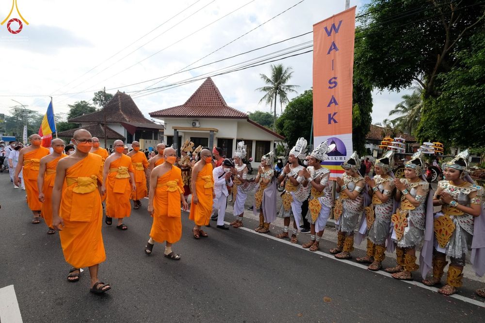 ภาพ No.46384:ประมวลภาพขบวนรถบุปผชาติ อัญเชิญน้ำและไฟศักดิ์สิทธิ์ ณ ประเทศอินโดนีเซีย