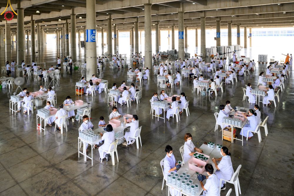 ภาพ No.49432:ประมวลภาพสาธุชนร่วมรับบุญ แกะถ่าน Led วันที่ 10 สิงหาคม พ.ศ. 2565 ณ วัดพระธรรมกาย