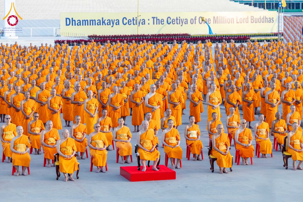 ภาพ No.285244:วันจันทร์ที่ 15 ธันวาคม พ.ศ.2568  บันทึกภาพหมู่ประวัติศาสตร์ โครงการบรรพชาอุปสมบทหมู่  รุ่นบูชาธรรมมหาปูชนียาจารย์ ประจำปี 2568 ณ ลานธรรมมหาธรรมกายเจดีย์ วัดพระธรรมกาย