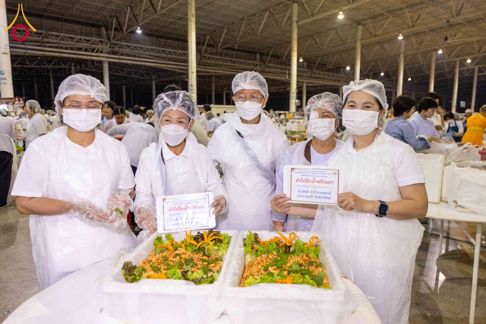 ภาพ No.302965:วันที่ 26 มกราคม พ.ศ. 2569 พิธีถวายภัตตาหารเป็นสังฆทาน แด่พระธรรมยาตรา ณ วัดพระธรรมกาย  จังหวัดปทุมธานี ในโครงการธรรมยาตรา กตัญญูบูชา มหาปูชนียาจารย์ พระมงคลเทพมุนี(สด จนฺทสโร) พระผู้ปราบมาร อนุสรณ์สถาน 7 แห่ง ปีที่ 14