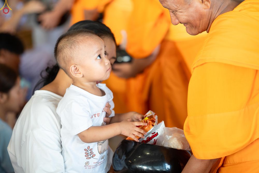 ภาพ No.318220:วันอาทิตย์ต้นเดือนที่ 5 เมษายน พ.ศ.2569 พิธีตักบาตร ณ บ้านแก้วเรือนทองคุณยายอาจารย์ฯ วัดพระธรรมกาย