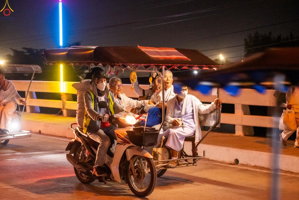 ภาพ No.294311:วันที่ 14 มกราคม พ.ศ. 2569 พิธีตักบาตรพระธรรมยาตรา ณ วัดสองพี่น้อง ต.ต้นตาล อ.สองพี่น้อง จ.สุพรรณบุรี ในโครงการธรรมยาตรา กตัญญูบูชา มหาปูชนียาจารย์ พระมงคลเทพมุนี(สด จนฺทสโร) พระผู้ปราบมาร อนุสรณ์สถาน 7 แห่ง ปีที่ 14