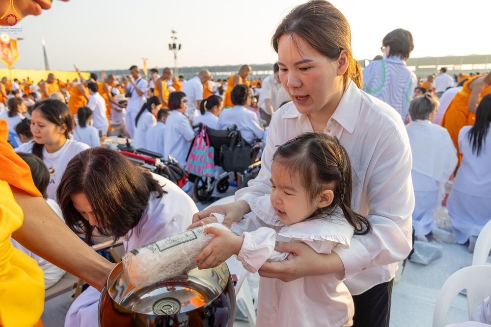 ภาพ No.279881:วันที่ 1 มกราคม พ.ศ.2569 พิธีตักบาตรในวันขึ้นปีใหม่ ณ ลานธรรม วัดพระธรรมกาย