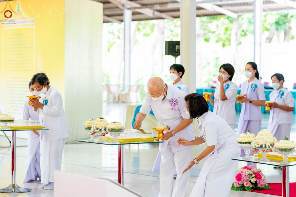 ภาพ No.47860:ประมวลภาพพิธีปิดแผ่นทองรูปเหมือนพระมงคลเทพมุนี (สด จนฺทสโร) พระผู้ปราบมาร และดวงแก้วธรรมชัย