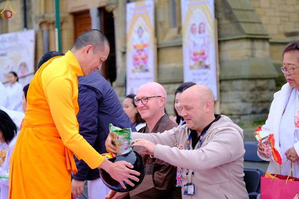 ภาพ No.54766:ประมวลภาพพิธีทอดกฐิน ณ วัดพระธรรมกายนิวคาสเซิล ประเทศอังกฤษ  (วันที่ 30 ตุลาคม พ.ศ. 2565)