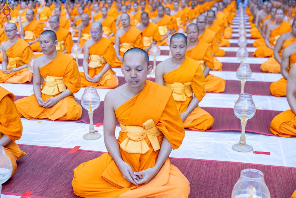 ภาพ No.290011:วันที่ 6 มกราคม พ.ศ. 2569 พิธีจุดประทีปถวายเป็นพุทธบูชา และบูชาธรรมมหาปูชนียาจารย์ (ภาพชุดที่ 2) ณ อนุสรณ์สถานมหาวิหารพระมงคลเทพมุนี (โลตัสแลนด์) อ.สองพี่น้อง จ.สุพรรณบุรี ในโครงการธรรมยาตรา กตัญญูบูชา มหาปูชนียาจารย์ พระมงคลเทพมุนี(สด จนฺทสโร) พระผู้ปรา