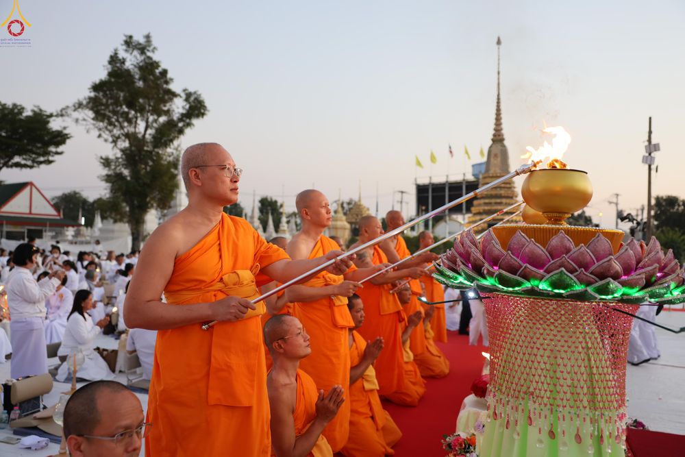 ภาพ No.294024:วันที่ 13 มกราคม พ.ศ. 2569 พิธีจุดประทีปถวายเป็นพุทธบูชา และบูชาธรรมมหาปูชนียาจารย์  (ภาพชุดที่ 2) ณ วัดสองพี่น้อง ต.ต้นตาล อ.สองพี่น้อง จ.สุพรรณบุรี ในโครงการธรรมยาตรา กตัญญูบูชา มหาปูชนียาจารย์ พระมงคลเทพมุนี(สด จนฺทสโร) พระผู้ปราบมาร อนุสรณ์สถาน 7 แห่