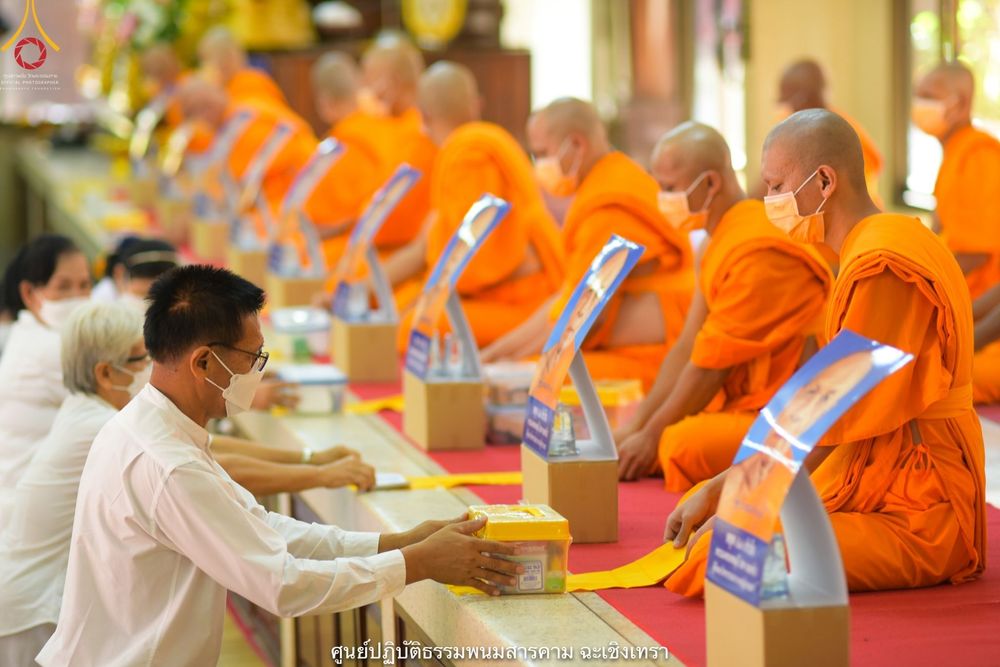 ภาพ No.40951:พิธีตัดปอยผม ปลงผม ขอขมารับผ้าไตรและพิธีบรรพชา ในโครงการอุปสมบท บูชาธรรมมหาปูชนียาจารย์ ประจำปี 2564 ชุดที่ 18