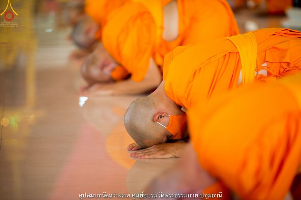 ภาพ No.40453:พิธีตัดปอยผม ปลงผม ขอขมารับผ้าไตรและพิธีบรรพชา ในโครงการอุปสมบท บูชาธรรมมหาปูชนียาจารย์ ประจำปี 2564 ชุดที่ 13
