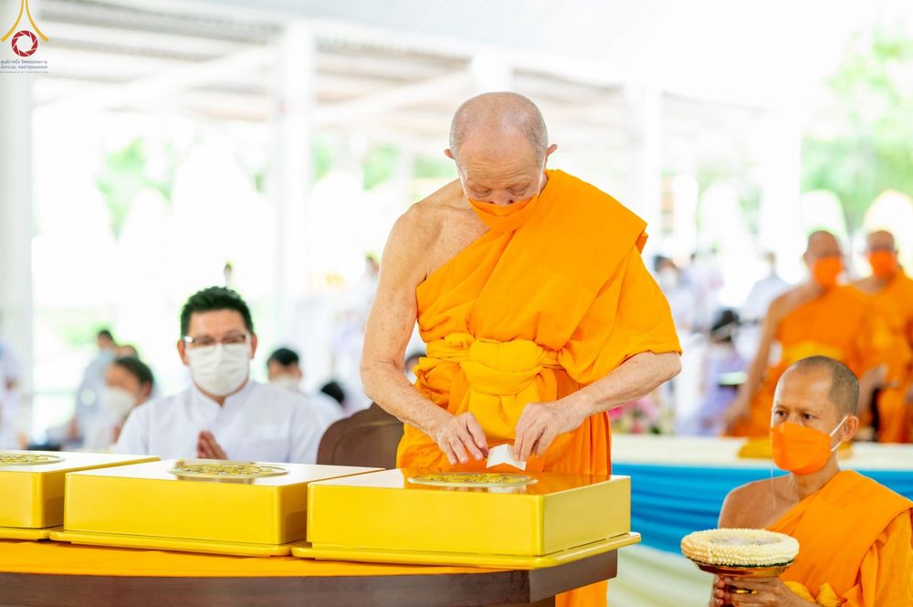 ภาพ No.47869:ประมวลภาพพิธีปิดแผ่นทองรูปเหมือนพระมงคลเทพมุนี (สด จนฺทสโร) พระผู้ปราบมาร และดวงแก้วธรรมชัย