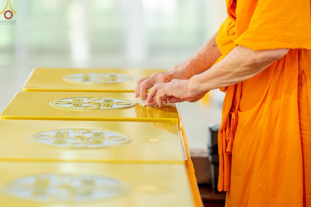 ภาพ No.47865:ประมวลภาพพิธีปิดแผ่นทองรูปเหมือนพระมงคลเทพมุนี (สด จนฺทสโร) พระผู้ปราบมาร และดวงแก้วธรรมชัย