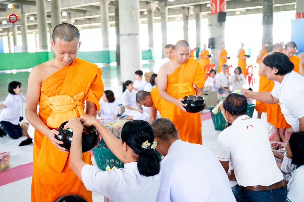ภาพ No.336097:วันที่ 20 มิถุนายน พ.ศ. 2569 พิธีตักบาตรฉลองพระใหม่ โครงการอุปสมบทธรรมทายาทอุดมศึกษา รุ่นที่ 53