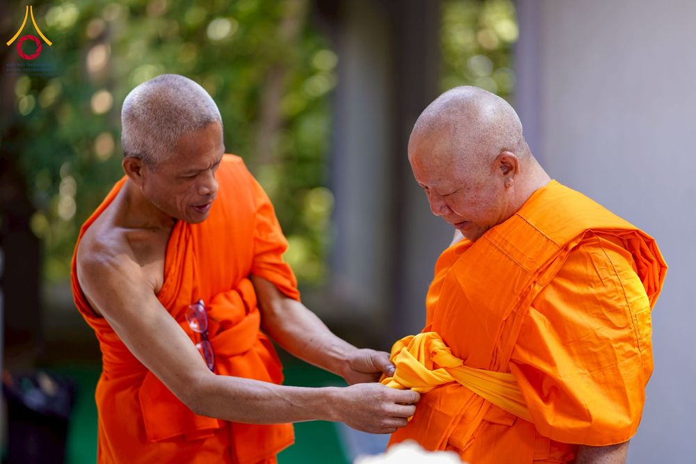 ภาพ No.275854:วันพุธที่ 3 ธันวาคม พ.ศ. 2568 พิธีบรรพชาอุปสมบท โครงการอุปสมบทบูชาธรรมมหาปูชนียาจารย์ ศูนย์อบรม : ศูนย์ส่งเสริมศีลธรรม จ.พะเยา ณ โบราณสถานพระธาตุจอมทอง และ โบสถ์กลางน้ำ วัดพระธาตุศรีโคมคำ อำเภอเมือง จังหวัดพะเยา