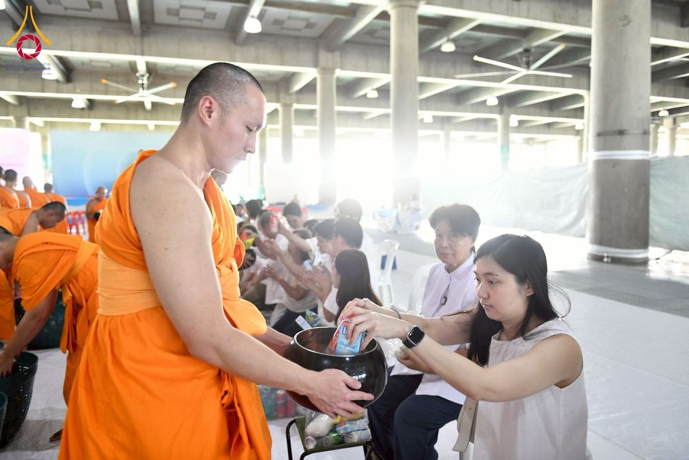 ภาพ No.256659:วันที่ 11 ตุลาคม พ.ศ. 2568 พิธีตักบาตรฉลองพระใหม่  โครงการอุปสมบทบูชาธรรม 141 ปี  พระมงคลเทพมุนี (สด จนฺทโร) ผู้ค้นพบวิชชาธรรมกาย ณ มหาวิหารคด 9 วัดพระธรรมกาย